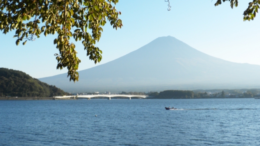 湖と富士山の写真素材01