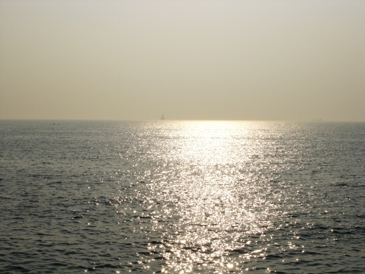 水平線に沈む夕日が反射した写真素材02