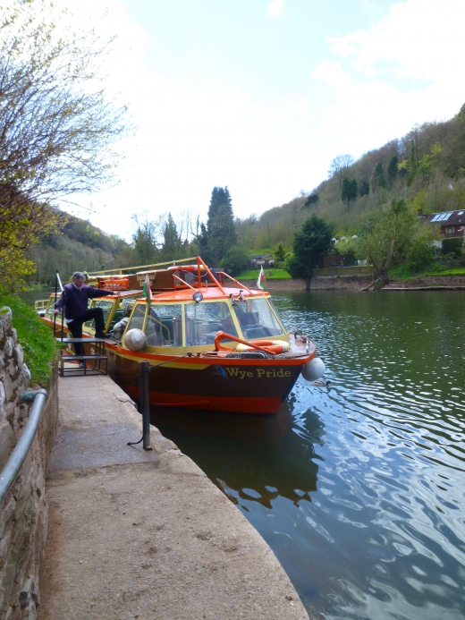 イギリスの川と観光船の写真素材