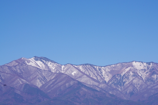 薄っすら雪の積もった山の写真素材04