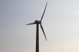 夕暮れの風力発電の風車の写真素材